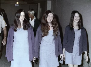 Susan Atkins, Patricia Krenwinkel e Leslie Van Houten erano discepole femminili di Charles Manson — soprannominate The Manson Girls — che parteciparono alla serie di omicidi.