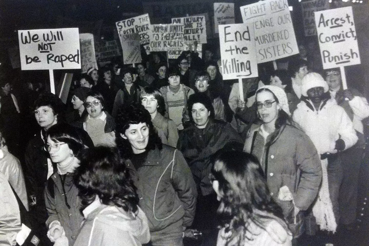 Le donne si radunano a Seattle per chiedere azioni per fermare gli omicidi del Green River. Foto archiviata il 22 aprile 1984. (MOHAI, Seattle Post-Intelligencer Collection, 2000.107)